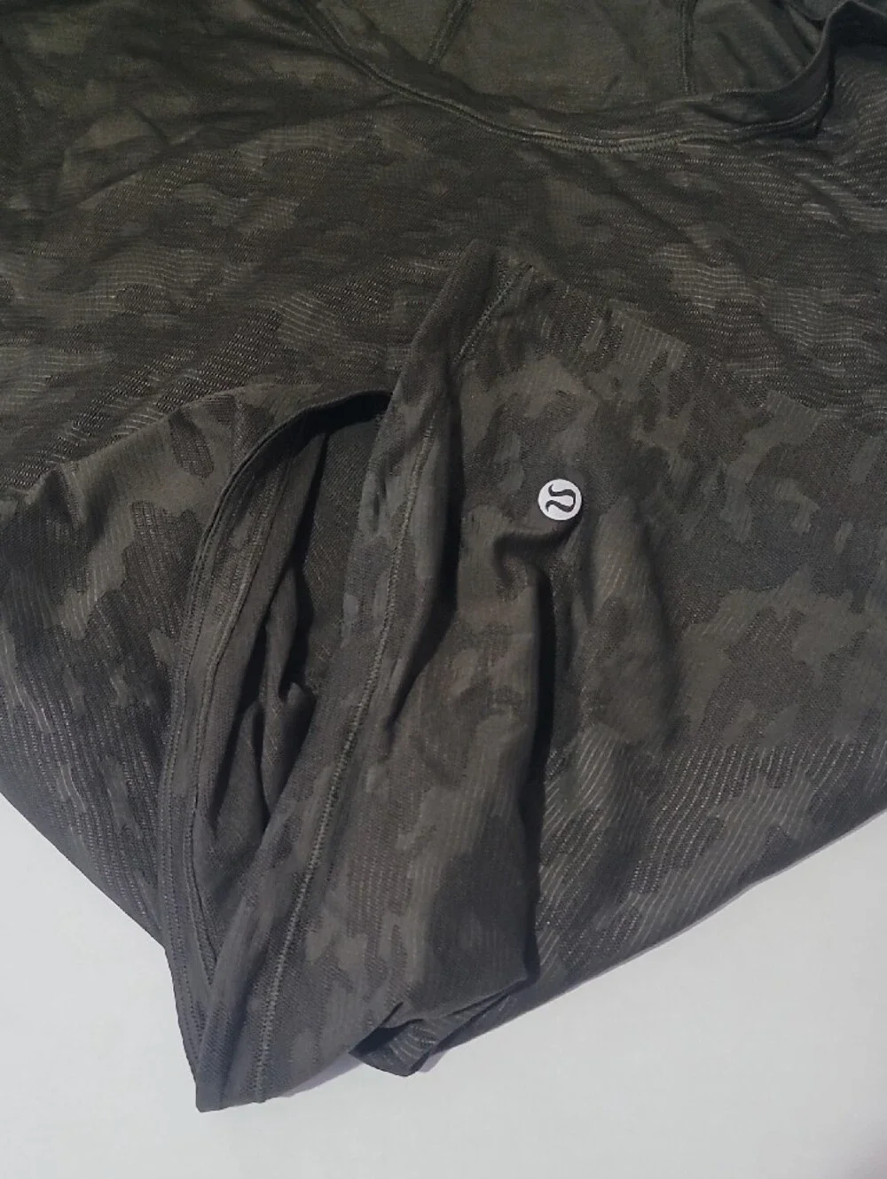 lululemon💎 athletica Women's Dark Gray Camo Short Sleeve Tee